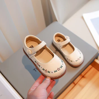 2023 г., Нова проста ежедневни обувки за корейски момичета, Директна доставка, Детски модни кожени обувки с бродерия на цветя, детски обувки на куки и панти