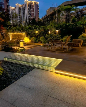 Външен двор с тераса, градински планировка, осветление на степени, атмосферата къмпинг, декоративни външни светлини за тревата